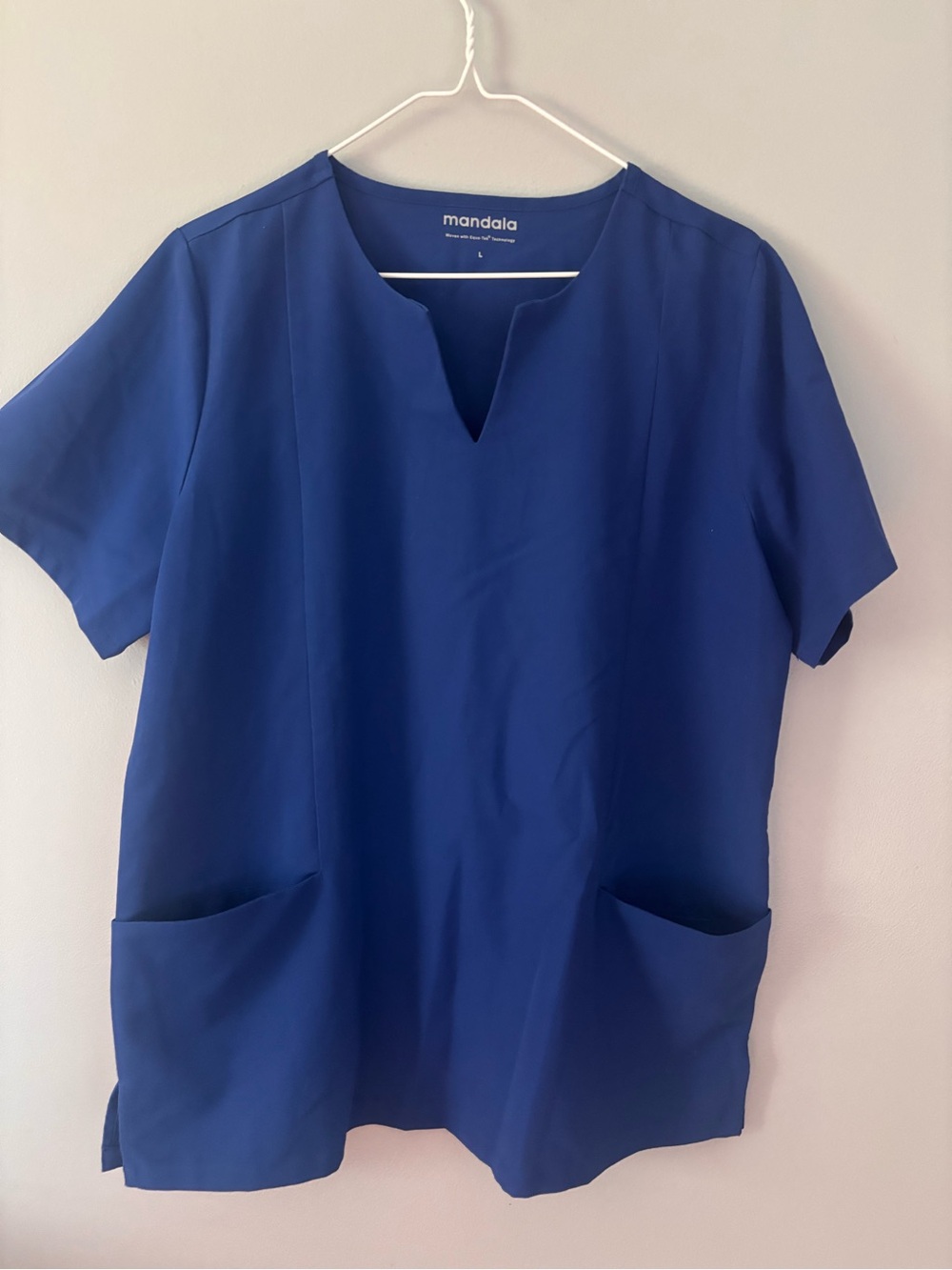 Mandala Women Scrub Top L Blue Short Sleeve
Great condition. V neck, pockets.